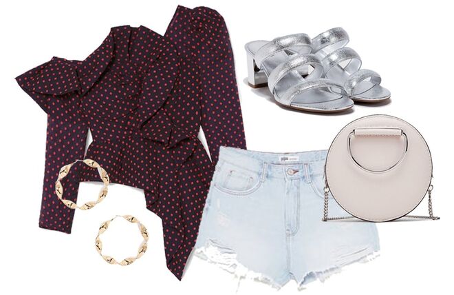 Blusa com folhos e bolinhas, €295, Self-Portrait, net-a-porter.com | Calções de ganga com rasgões, €19,95, Zara | Sandálias com tiras Paloma Flex Mule, €135, Michael Kors | Argolas douradas, €6, Forever 21 | Mala redonda, €19,95, Zara 