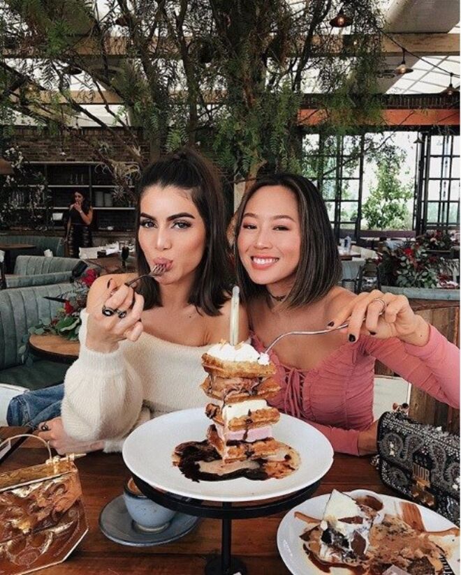 Aimee com a melhor amiga e youtuber Camila Coelho