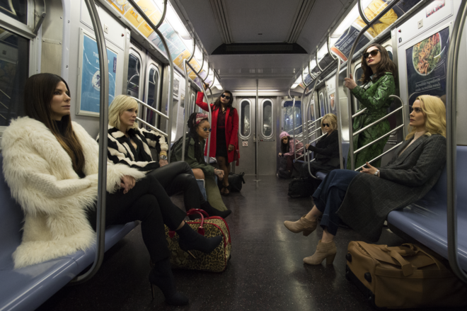 Ocean’s 8 com Sandra Bullock, Cate Blanchett, Rihanna, Anne Hathaway, Mindy Kaling, Helena Bonham Carter, Sarah Paulson e Awkwafina (estreia a 21)