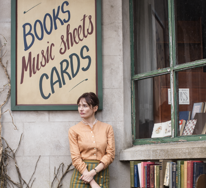 O filme A Livraria é um retrato de uma típica província inglesa dos anos 50, com Emily Mortimer a dar vida a Florence, uma mulher que abre uma livraria, ao mesmo tempo que vive um romance inesperado com um homem solitário (estreia a 21)