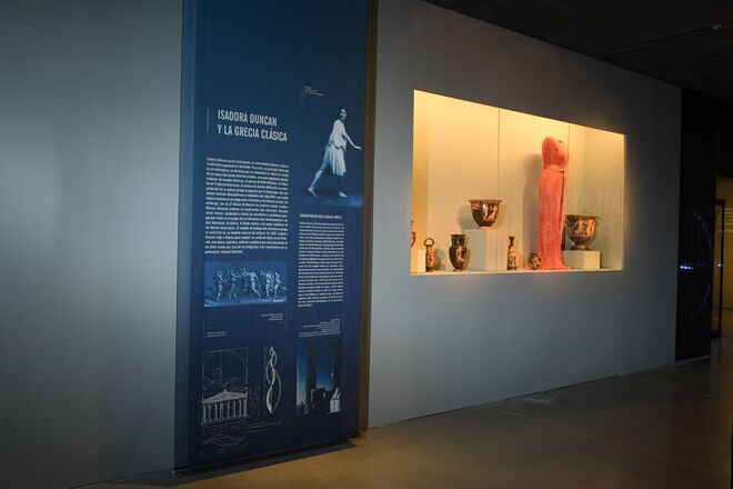 O interior da exposição. Exposição La Bailarina del Futuro. De Isadora Duncan a Joséphine Baker no Espaço Fundación Telefónica, em Madrid.