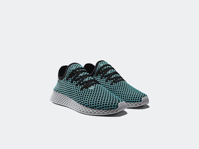 Sapatos Homem Deerupt Runner Parley, €119,95, adidas | O ténis é equipado com um chip NFC no calcanhar. Quando digitalizado, a história completa da peça, desde a garrafa de plástico até o produto final, é revelada.