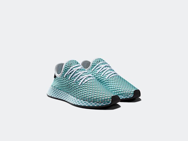 Sapatos Mulher Deerupt Runner Parley, €119,95, adidas | A colaboração pioneira da adidas Originals com o grupo ambientalista Parley for the Oceans apresenta os novos modelos Deerupt, que utilizam plásticos de resíduos oceânicos em sua produção, ajudando a combater a poluição das águas do mundo e promovendo soluções inovadoras para as questões ambientais modernas.