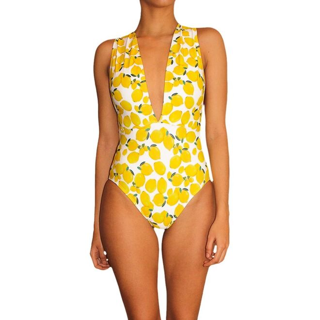 Retro Lemons La Parisienne Swimsuit, €85,99, Houndsditch, em www.houndsditch.com | A marca de swimwear portuguesa Houndsditch cria todos os seus produtos com materiais reciclados. Os tecidos de praia e outros materiais de luxo são feitos a partir do polyester, a mesma matéria-prima de que são feitas as garrafas de plástico. Sem comprometer a qualidade, a aposta da marca é criar tecidos a partir de garrafas recicladas.