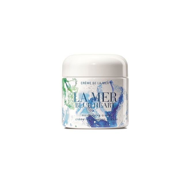 Crème de La Mer Blue Heart, edição limitada, 100 ml, €425, La Mer (disponível a partir de julho) | Por mais de uma década, a La Mer tem-se comprometido a proteger os habitats dos oceanos através de doações, iniciativas de sensibilização e no apoio a projetos de conservação dos oceanos. A marca também criou o Fundo Blue Heart Oceans e, este ano, apoia projetos de conservação dos oceanos nos Açores, Granada e no Mar Este da China.
