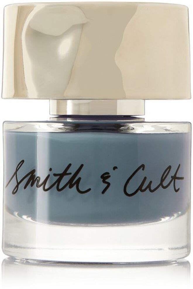 Verniz no tom Feed The Rich, €24, Smith & Cult, em www.net-a-porter.com | O seu verniz pode ter um efeito negativo sobre a vida marinha, por isso, a marca de Los Angeles Smith & Cult inspirou-se nas profundezas esmeralda da costa da Califórnia, com a tonalidade verde-cinzenta e criou uma fórmula “5-Free” que deixa de fora produtos químicos tóxicos como o formaldeído, o tolueno e a cânfora.