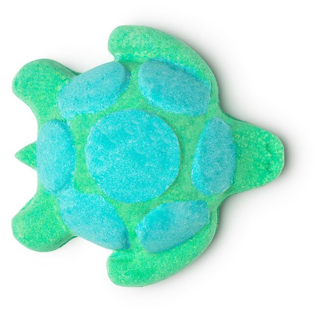 Turtle Jelly Bomb, €6,95, Lush | A marca vai lançar uma campanha global de sensibilização para a presença de plástico nos oceanos, tendo entretanto aberto aquela que é a primeira loja sem embalagens do mundo. Situada em Milão, na Itália, a marca propõe aos clientes que contribuam para um futuro livre de plástico. Lançada lado a lado com esta campanha, chega a mais recente bomba de banho Turtle Jelly Bomb.
