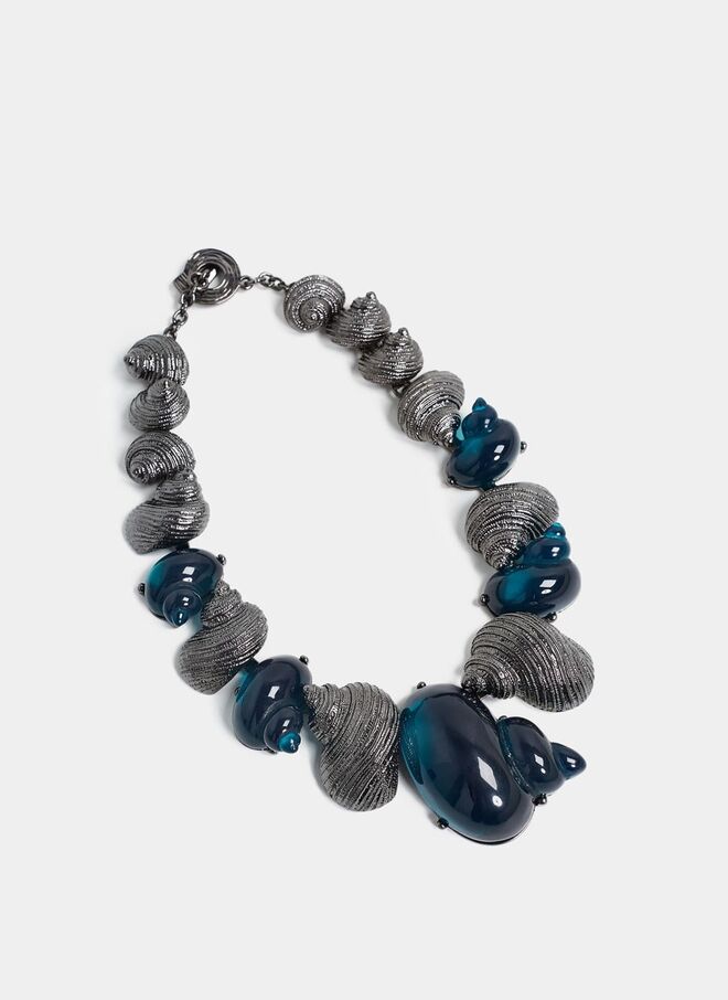 Colar de búzios, €69, Uterqüe