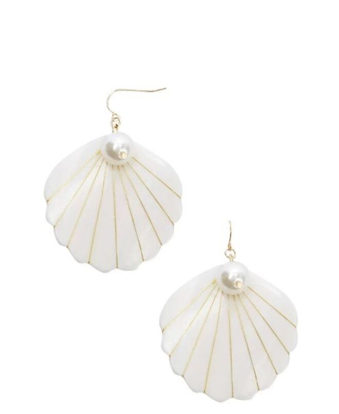 Brincos de concha com pérola, €7, Forever 21