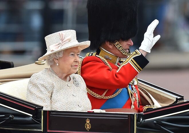 A rainha Isabel II e o príncipe Filipe na cerimónia Trooping the Colour, em 2015.