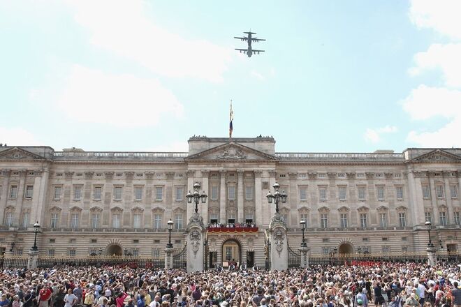A cerimónia Trooping the Colour é uma parada que celebra o aniversário oficial da rainha Isabel II e reúne vários membros da família real (2017).