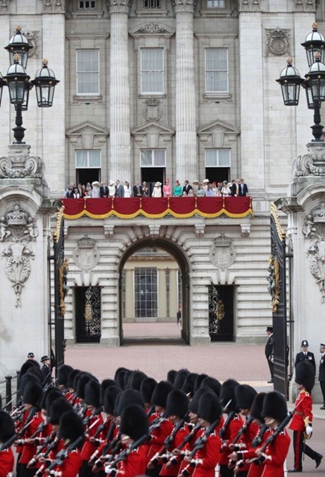 A cerimónia Trooping the Colour é uma parada que celebra o aniversário oficial da rainha Isabel II. A família real reúne-se no balcão no Palácio de Buckingham depois de um desfile de charrete. (2017).