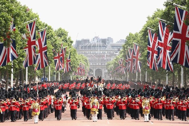 A cerimónia Trooping the Colour é uma parada que celebra o aniversário oficial da rainha Isabel II (2017).