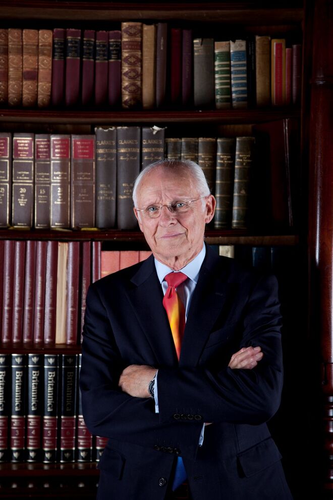 Dickie Arbiter, comentador real e autor do livro autobiográfico "Ao Serviço de Sua Majestade", foi secretário de imprensa da família real britânica durante 12 anos.