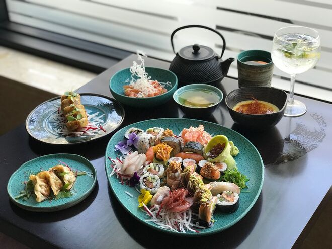 Provar o novo menu de sushi do Tsubaki