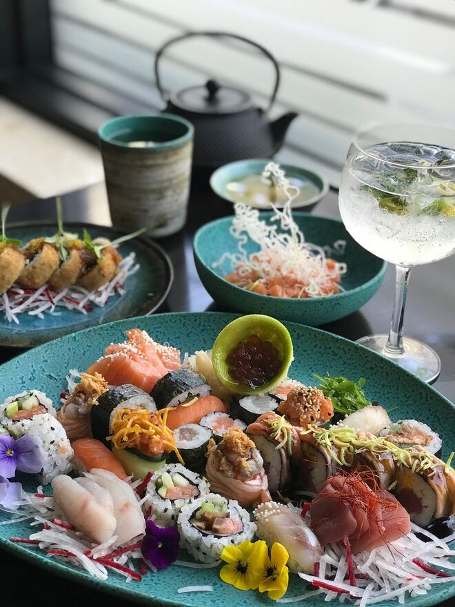 Provar o novo menu de sushi do Tsubaki