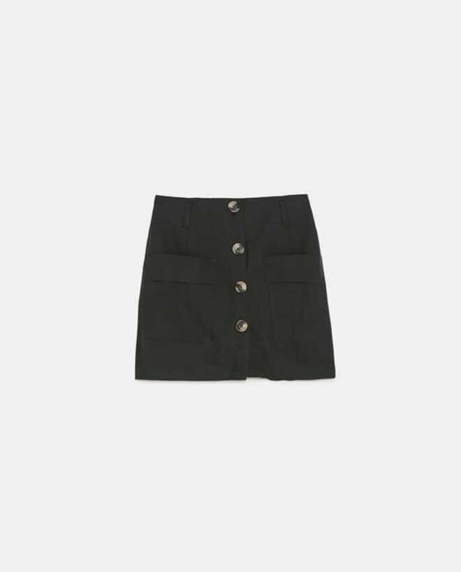 Saia-calça botões, €29,95, Zara