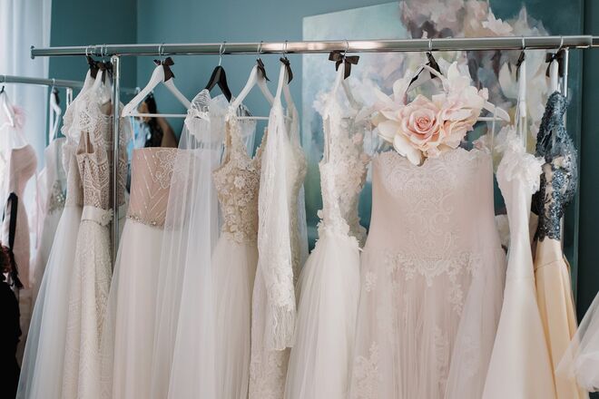 Não compre o vestido muito tarde nem muito cedo | O vestido de noiva deve ser comprado entre 10 a sete meses antes do casamento, pois é preciso tirar medidas, encomendar o tecido e costurar todo o vestido. Além disso, é preciso que haja tempo para o alterar ou fazer algum arranjo, caso aconteça algum imprevisto antes do casamento. Por outro lado, comprar o vestido demasiado cedo pode também ser um problema, pois se depois vir vestidos de outras noivas ou noutras lojas, pode ficar confusa em relação àquele que escolheu. O ideal é que, assim que compra o seu vestido, esqueça que outros existem e simplesmente pare de procurar e experimentar.