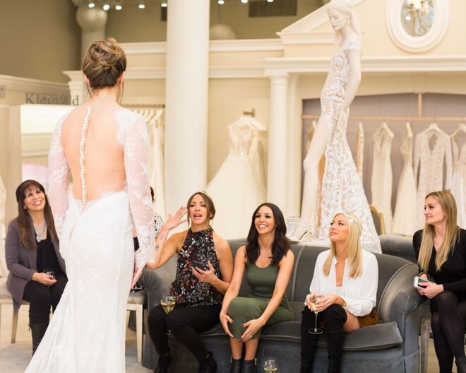 Evite levar muitos acompanhantes | Este é um dos maiores erros que as noivas cometem. Entende-se que queiram partilhar este momento especial com todas as amigas e familiares chegados, mas quanto mais opiniões pior. E conseguir que todos concordem em relação a um vestido também não é tarefa fácil. Lembre-se que o mais importante é que se sinta bem com o vestido que escolher, por isso leve apenas as pessoas que acha que vão ser sinceras sem magoar, as que entendem o seu gosto pessoal, aquelas que sabe que não vão causar conflito, independentemente de quem sejam. Pode também optar por ir sozinha ou contratar uma stylist.