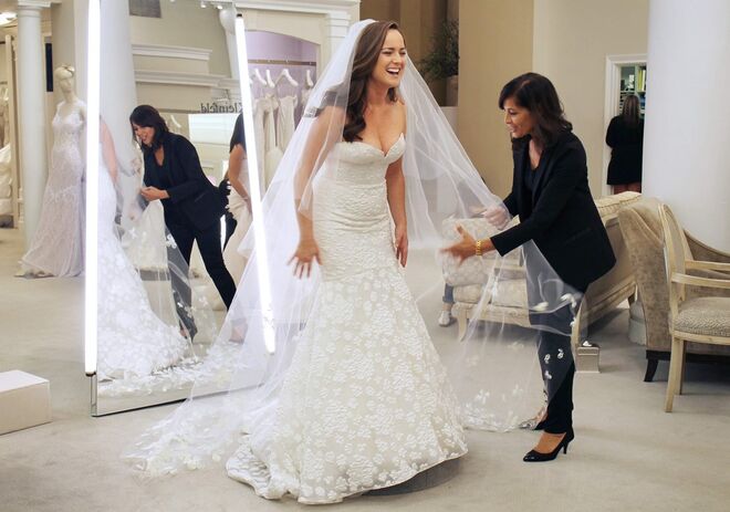 Não compre um vestido para se incentivar a perder peso | Compre o que lhe serve e altere mais tarde se for preciso, mas não compre um vestido com tamanho abaixo do seu, só porque decidiu fazer dieta e vai estar mais magra no dia do casamento. Não consegue prever se vai efetivamente conseguir perder peso e é melhor não arriscar e chegar perto da data com um vestido que não lhe serve.