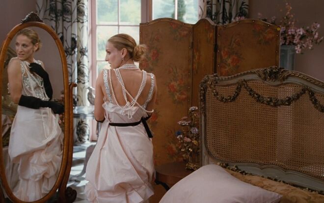 Não vá às compras com as opções em aberto nem com as ideias demasiado fixas | Quando ficam noivas, as mulheres começam logo a pesquisar a oferta de vestidos de noiva e a pensar no que querem. No entanto, aquilo que queremos nem sempre é o que nos fica bem, ou o vestido que gostámos na imagem não é tão bonito ao vivo. Por outro lado, há casos que não sabem o que querem e que estão à espera de descobrir quando começam a experimentar vestidos. O ideal é que tenha uma ideia do que gostaria de usar, mas que esteja aberta a outras sugestões. Saiba, pelo menos, responder que tipo de saia prefere, se gosta de renda ou tule, se prefere cai-cai ou com mangas, e deixe a consultora da loja mostrar-lhe as opções.