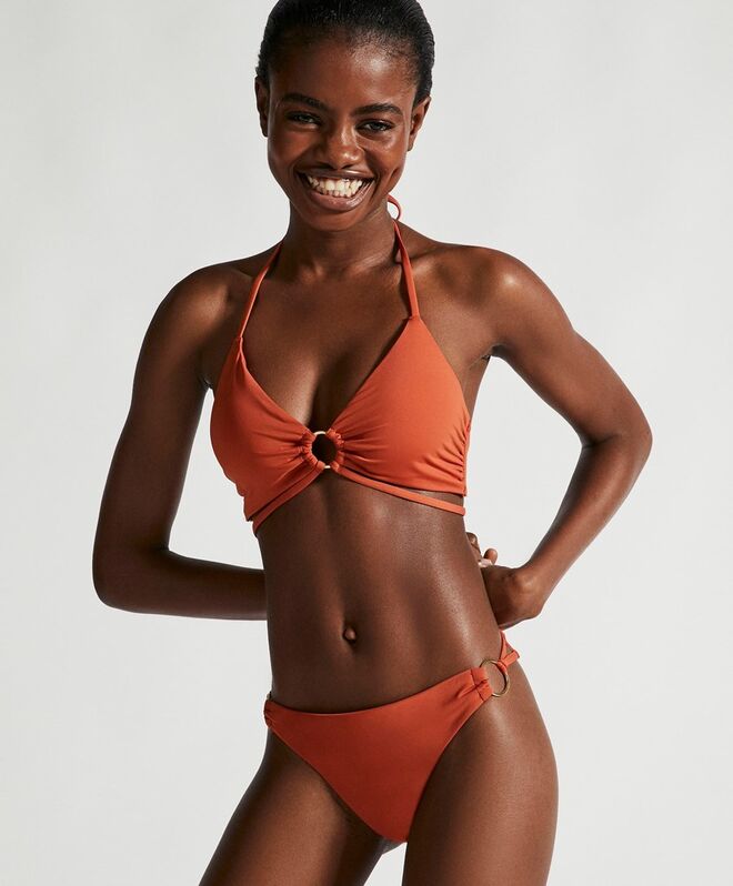 Biquíni triangular liso aro, €17,99, parte de baixo, €12,99, Oysho