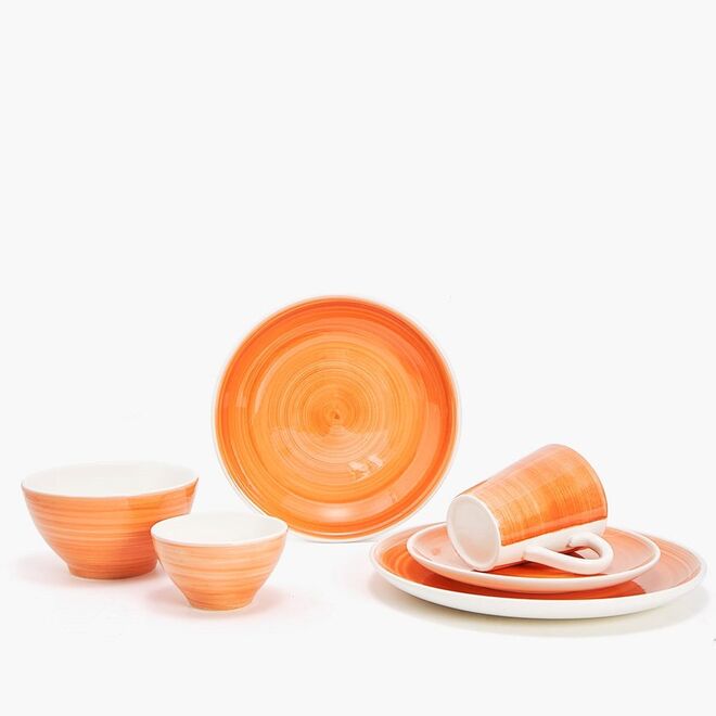 Serviço de jantar, prato sopeiro e ladeiro, €3,50/cada, prato de sobremesa, €2,99/cada, caneca, €3,50/cada, taça, €3,50/cada, Zara Home 