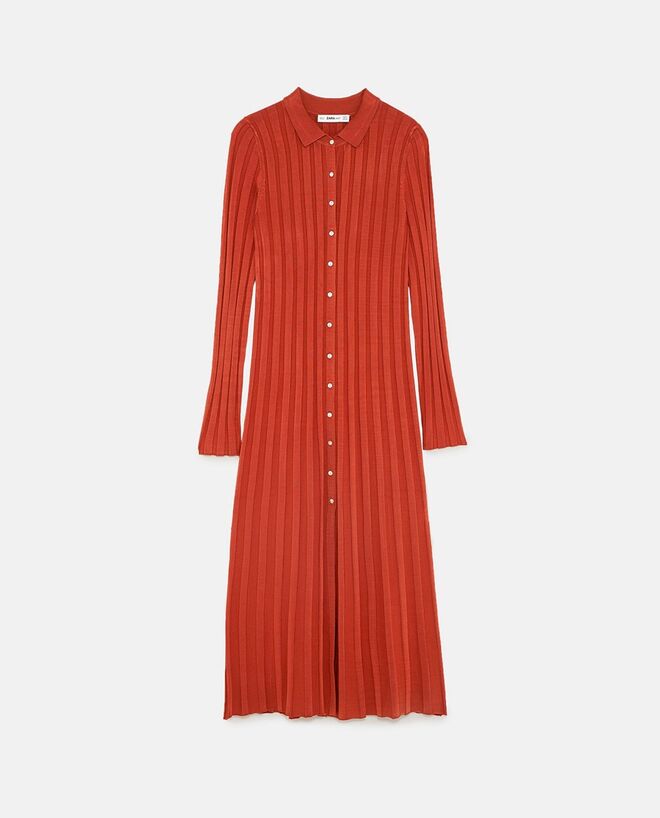 Vestido comprido canelado, €39,95, Zara 
