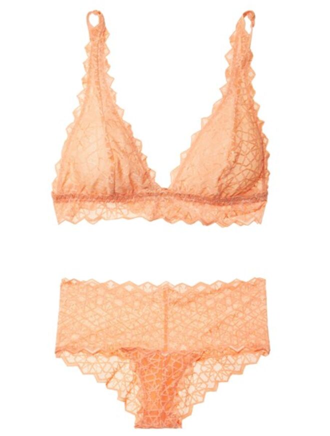 Lingerie em renda soutien, €45, cueca, €29, Cosabella, net-a-porter.com