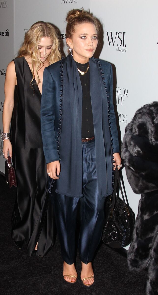 Mary Kate e Ashley atrás