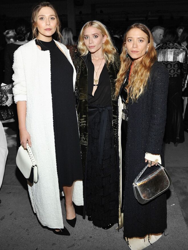 Mary Kate e Ashley Olsen com a irmã mais nova Elizabeth