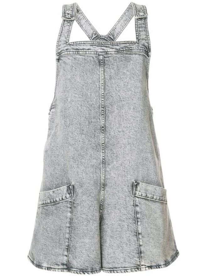 Jardineiras calção, €585, Stella McCartney, farfetch.com