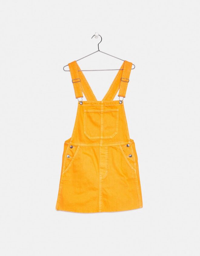Jardineiras vestido em amarelo, €24,99, Bershka 