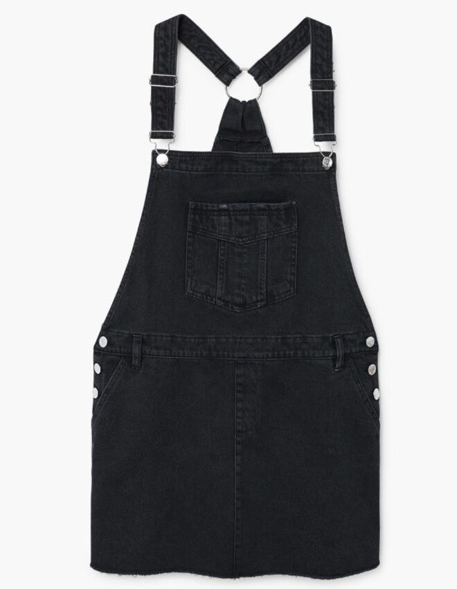 Jardineira vestido de ganga escura, €35,99, Mango