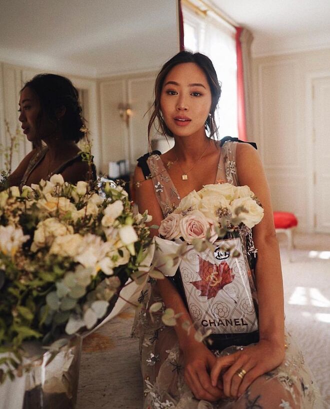 Aimee Song com colar CINCO Store 