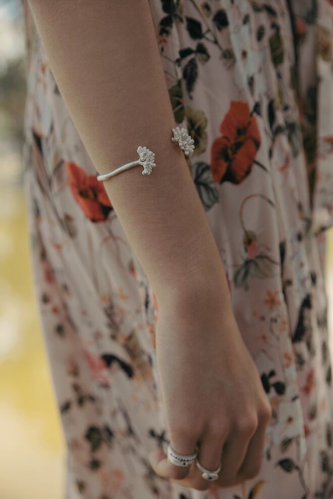 Pulseira Flor de Arroz em prata, €130, Juliana Bezerra 