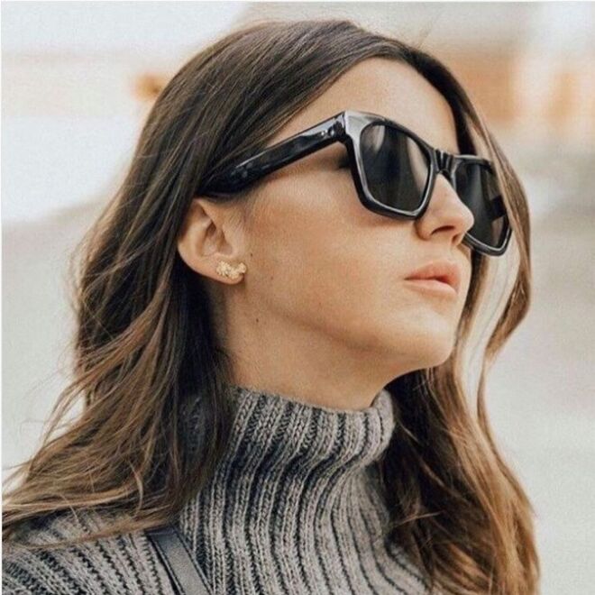 Alexandra Pereira com brincos Sopro Jewellery 