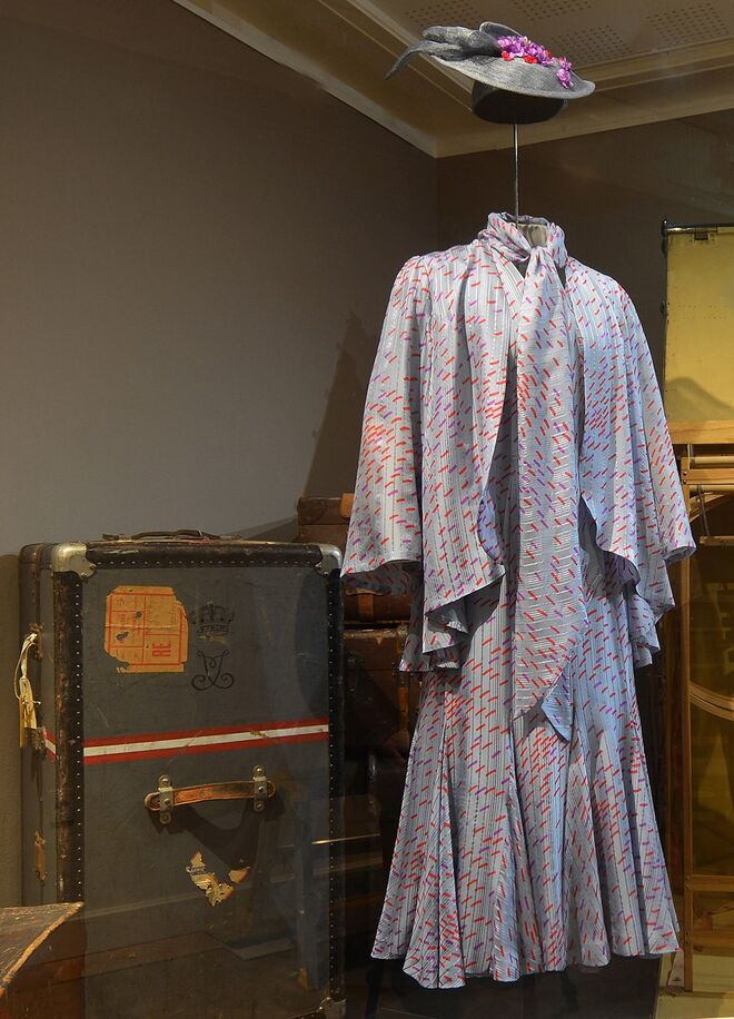 Imagem do interior da exposição From the Queen’s Wardrobe, no Museu Den Gamle By em Aarhus.