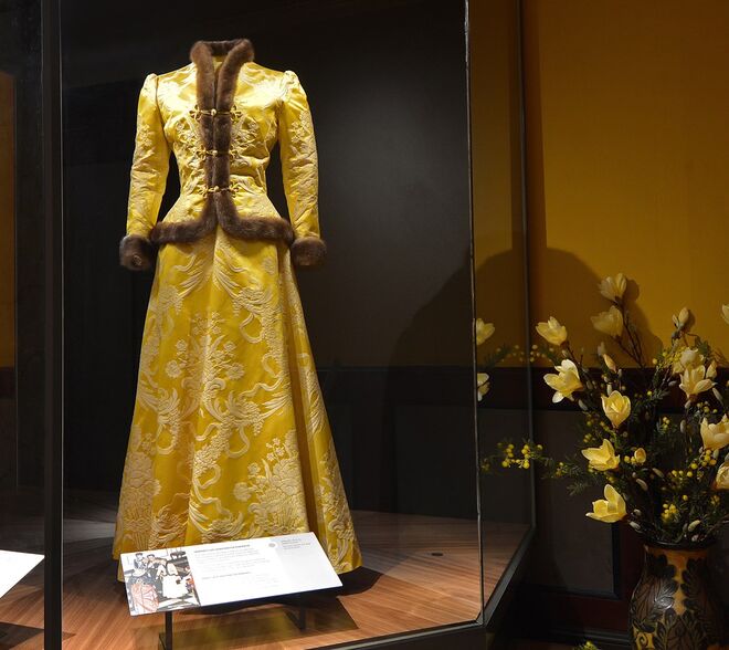 Imagem do interior da exposição From the Queen’s Wardrobe, no Museu Den Gamle By em Aarhus.