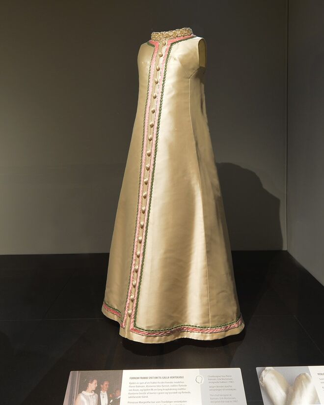 Imagem do interior da exposição From the Queen’s Wardrobe, no Museu Den Gamle By em Aarhus.