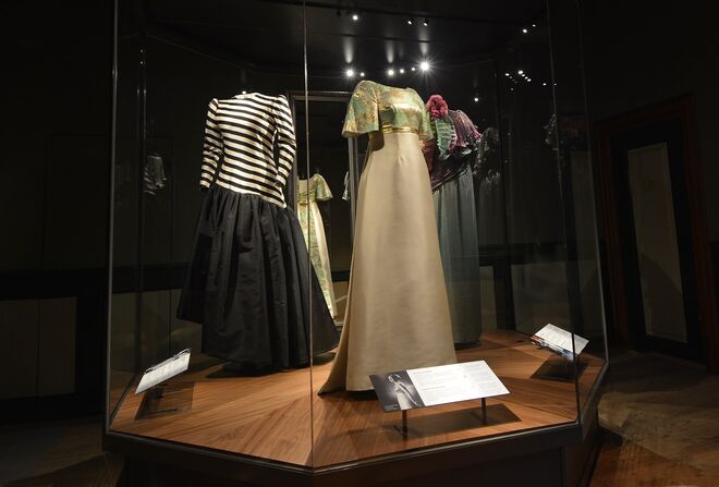 Imagem do interior da exposição From the Queen’s Wardrobe, no Museu Den Gamle By em Aarhus.