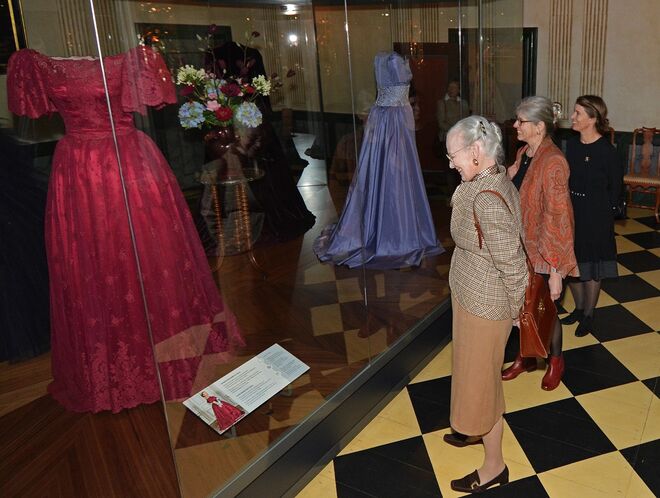 A rainha Margarida a visitar a exposição From the Queen’s Wardrobe, no Museu Den Gamle By em Aarhus.