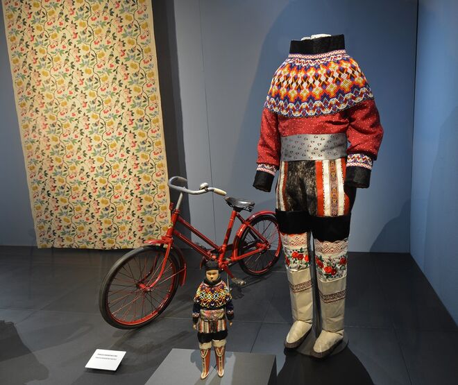 Imagem do interior da exposição From the Queen’s Wardrobe, no Museu Den Gamle By em Aarhus.