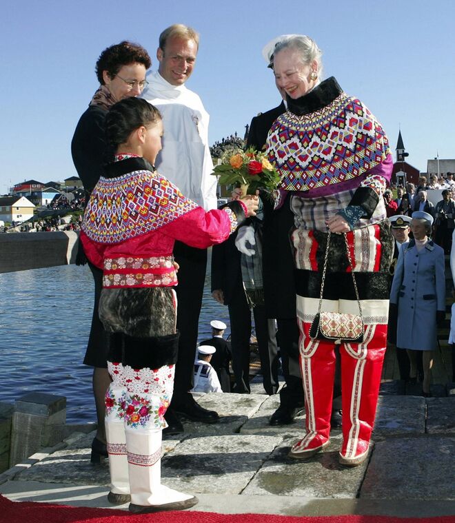 A rainha Margarida a chegar à Gronelândia, com o tradicional fato Inuit, em junho de 2004.
