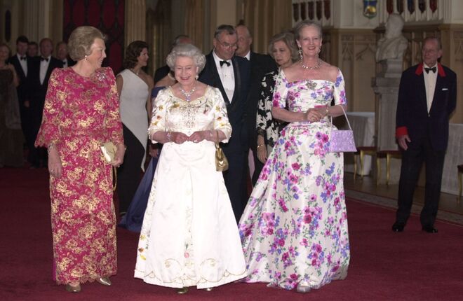 A rainha Margarida da Dinamarca (à esquerda), com a rainha Beatriz da Holanda (à direita) no Jubileu de Ouro da rainha Isabel II de Inglaterra (ao centro), na celebração no Castelo de Windsor, em junho de 2002.