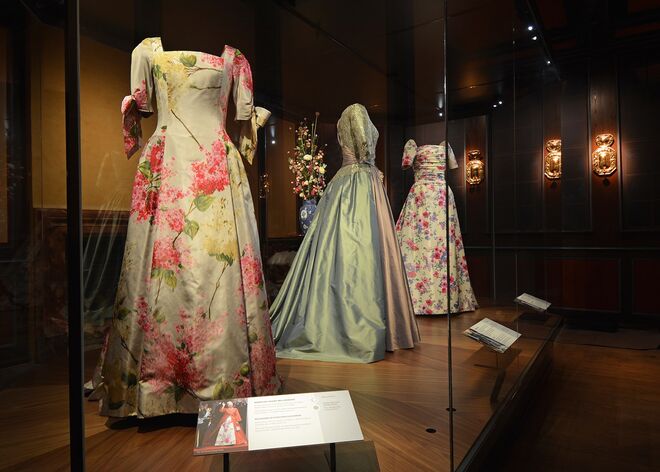 Imagem do interior da exposição From the Queen’s Wardrobe, no Museu Den Gamle By em Aarhus.