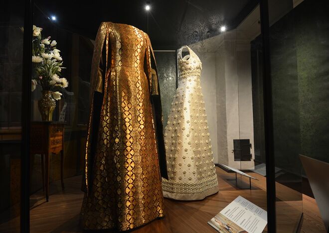 Imagem do interior da exposição From the Queen’s Wardrobe, no Museu Den Gamle By em Aarhus.