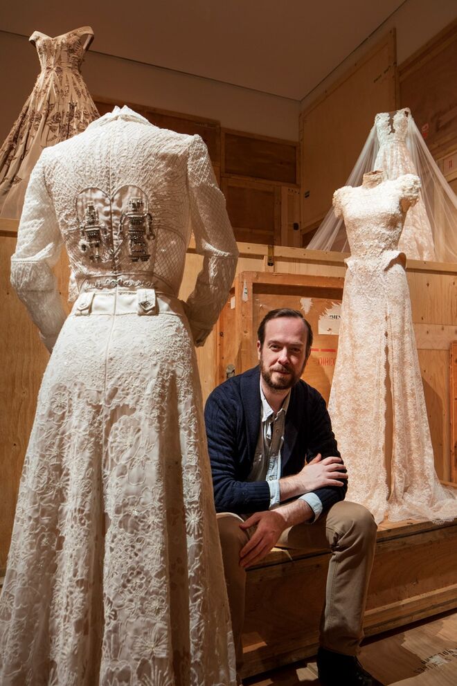 Imagem do interior da exposição Jan Taminiau – Reflections, no Centraal Museum em Utrecht e o criador.