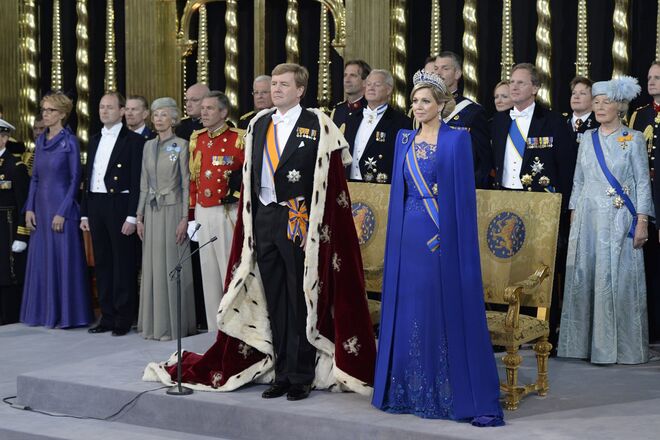 Os novos reis da Holanda na cerimónia de entronização, a 30 de abril de 2013, em Amesterdão. A rainha Máxima usou um vestido de Jan Taminiau.