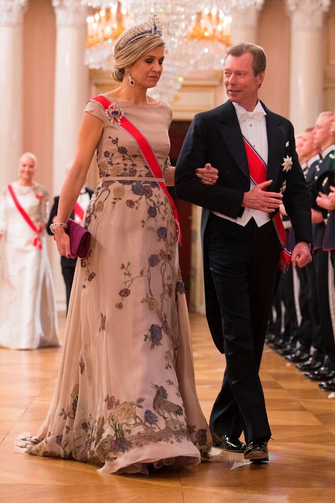 A rainha Máxima da Holanda com o Gran Duque do Luxemburgo chegam a um jantar de gala no Palácio Real de Oslo para celebrar o 80º aniversário dos reis da Noruega, em maio de 2017. A rainha Máxima usou um vestido de Jan Taminiau.